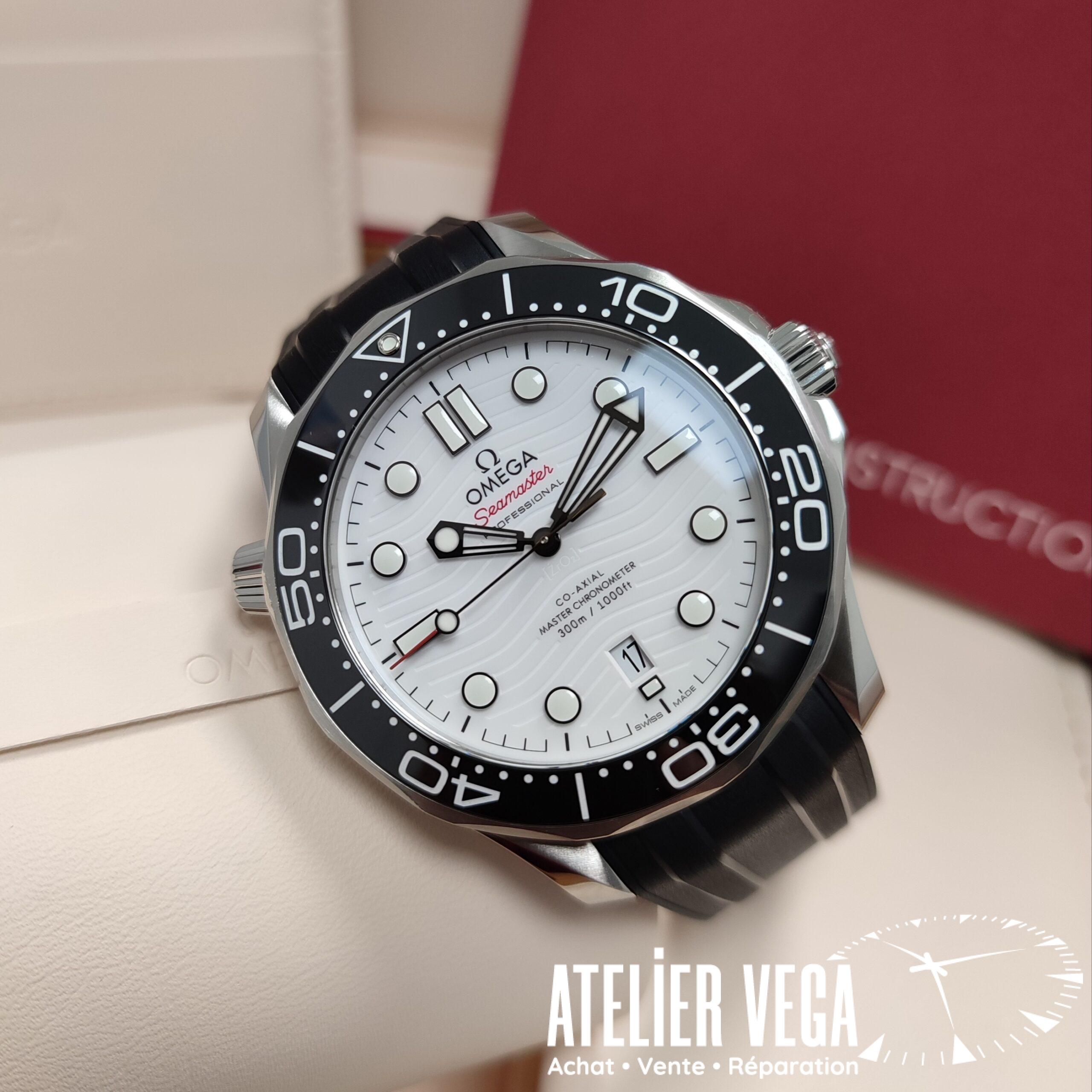 Omega Seamaster Diver 300 Cadran Blanc de 2023 sur bracelet caoutchouc noir