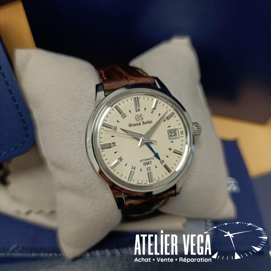 Grand Seiko Elegance GMT SBGM221G Full set de 2025 Jamais portée