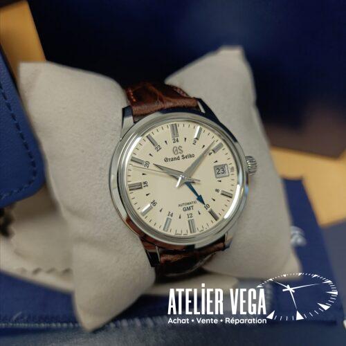 Grand Seiko Elegance GMT SBGM221G Full set de 2025 Jamais portée
