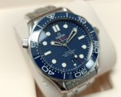 Omega Seamaster Diver Blue de 2022 En très bon état Full set
