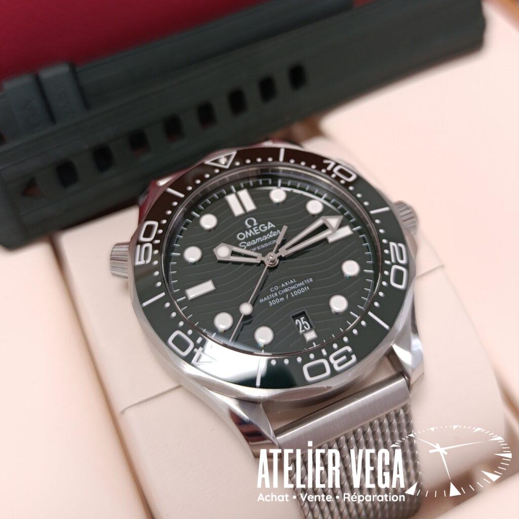 Omega Seamaster Diver 300m de 2023 cadran vert bracelet acier milanais et bracelet caoutchouc vert cadran vert lunette verte