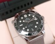 Omega Seamaster Diver 300m de 2023 cadran vert bracelet acier milanais et bracelet caoutchouc vert cadran vert lunette verte