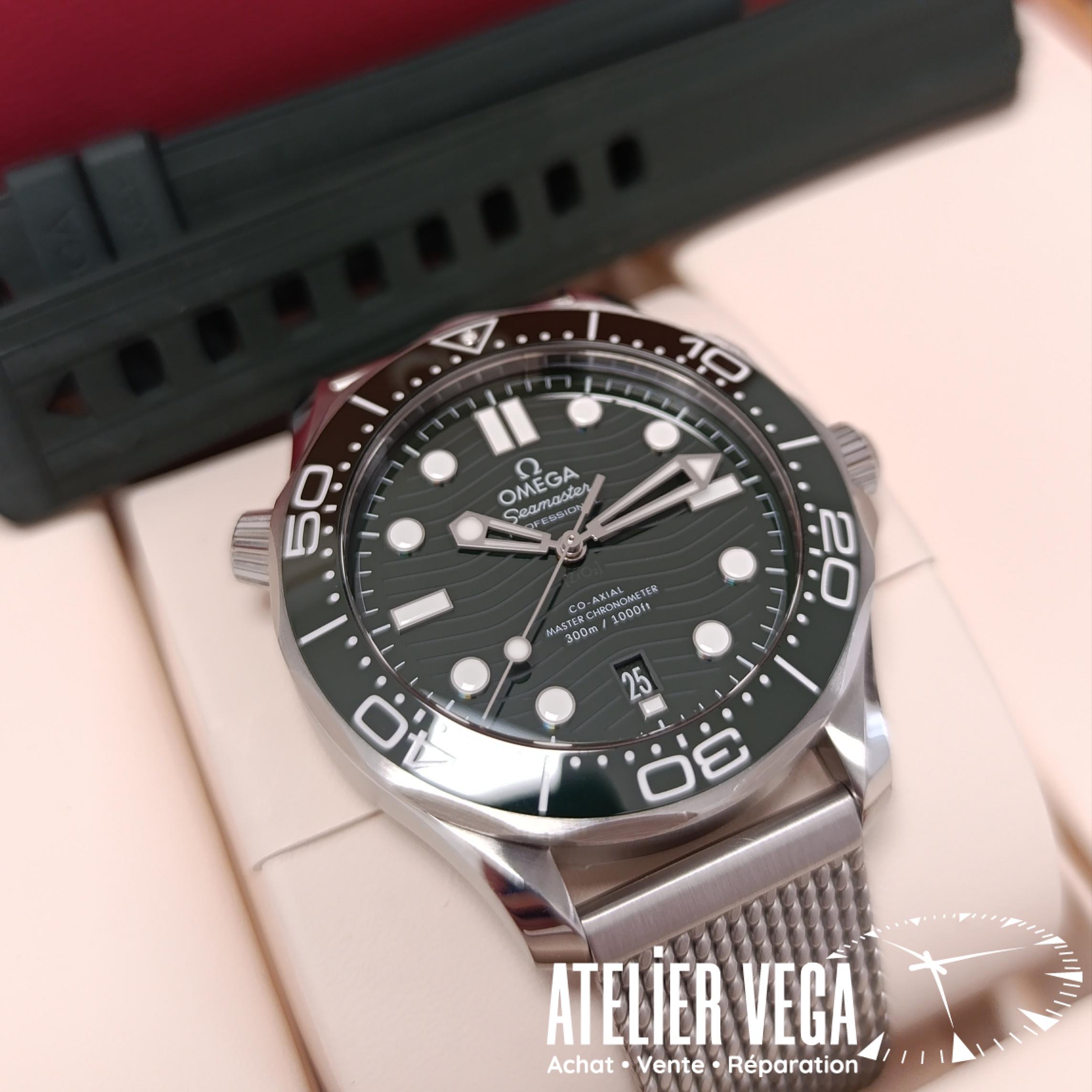 Omega Seamaster Diver 300m de 2023 cadran vert bracelet acier milanais et bracelet caoutchouc vert cadran vert lunette verte