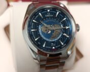 Omega Aqua Terra Worldtimer , boitier acier 43mm, bracelet acier, cadran bleu, de 2024, en très bon état